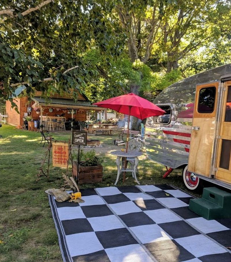 Pines of Paradise (Lake View Motor Court) - From Web Listing (newer photo)